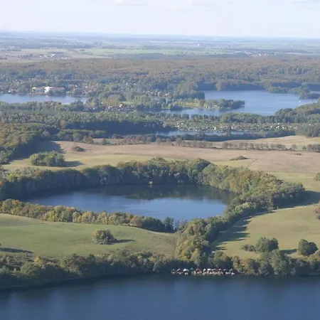 In Feldberger Seenlandschaft アパート Conow